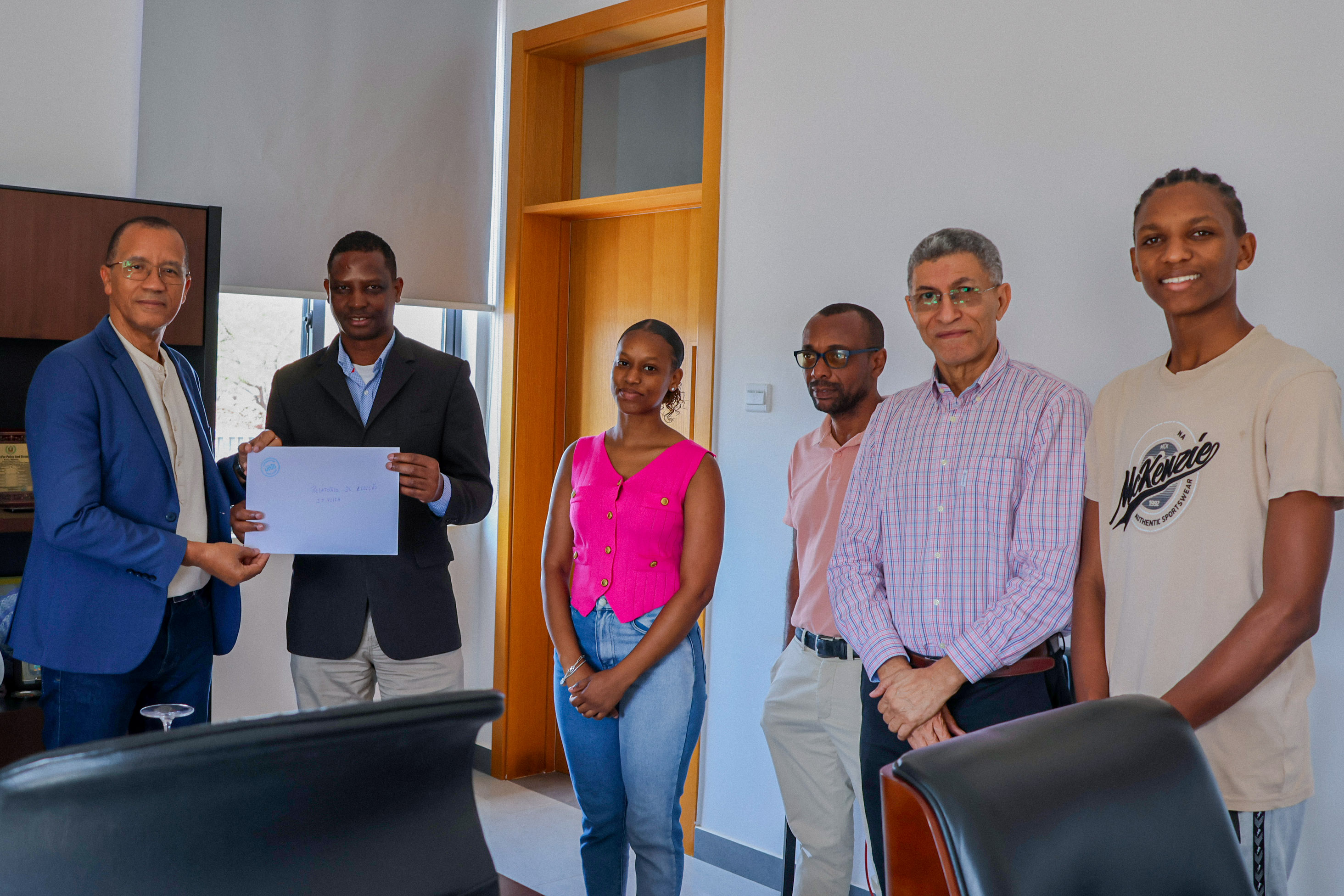 Comissão Eleitoral entrega Relatório da 1.ª Volta das Eleições a Reitor da Uni-CV