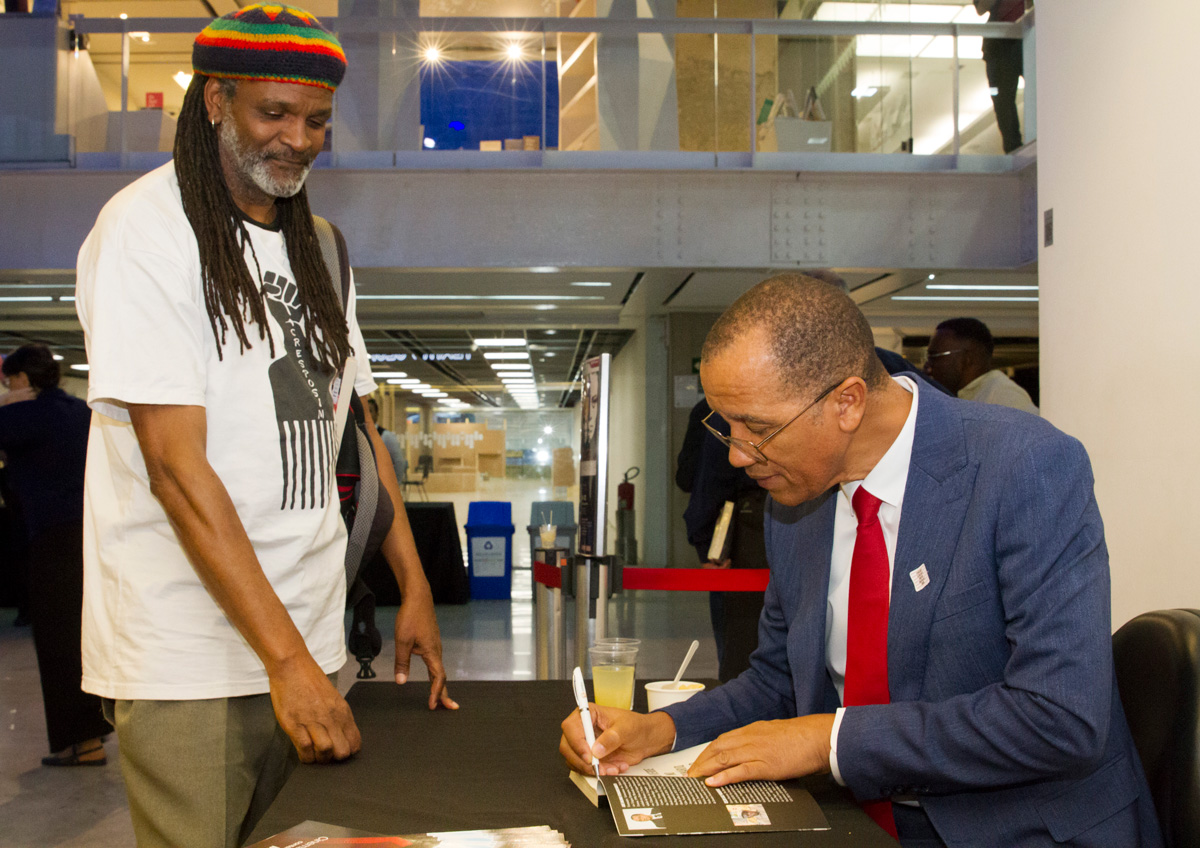 Obra "Cabo Verde no Imaginário Brasileiro", com contributos de académicos da Uni-CV e organização que integra o Reitor, é lançada na Mostra Internacional do Cinema Negro