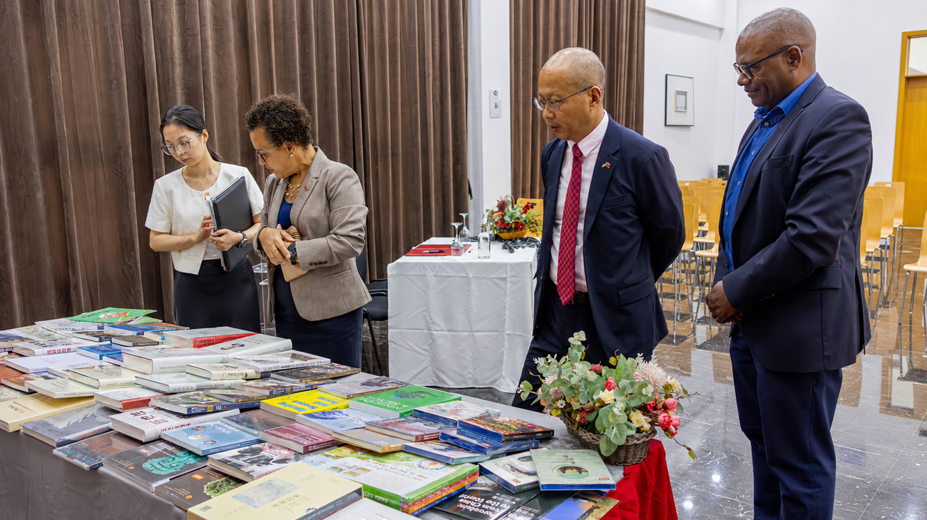 Embaixada da República Popular da China doa acervo bibliográfico à Uni-CV