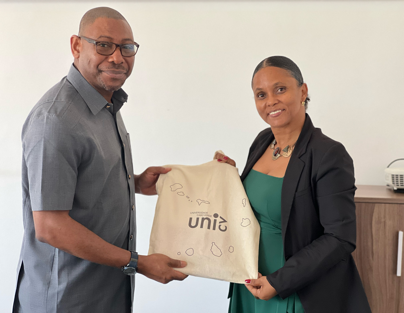 Reitora da Uni-CV recebe representantes do ECREEE e da REPOWER para reforçar cooperação em transição energética