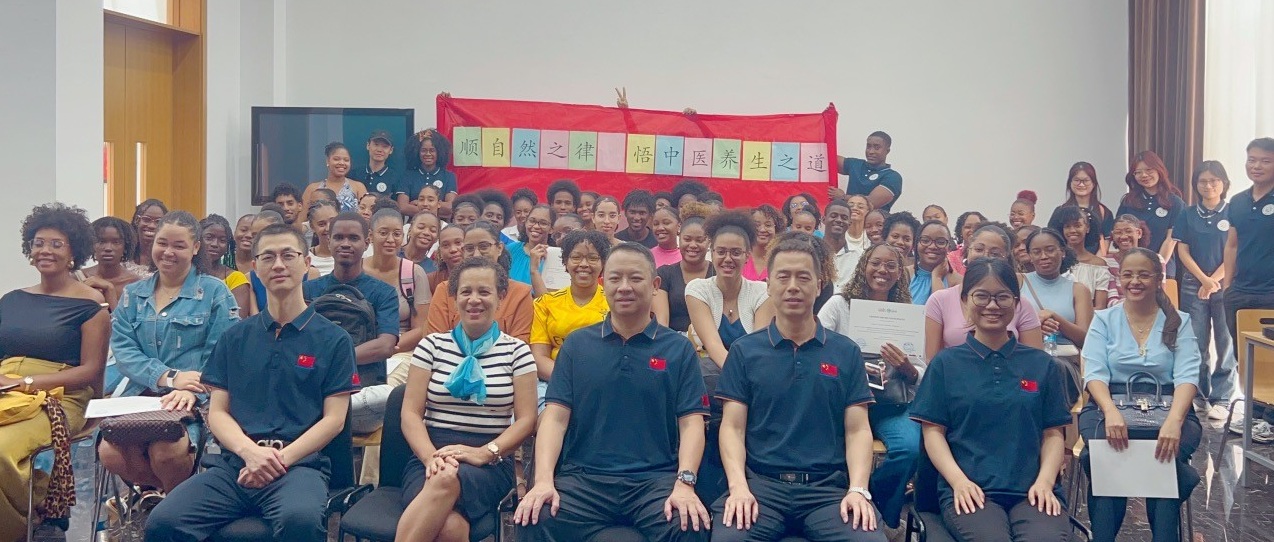 Palestra sobre Medicina Tradicional Chinesa reúne dezenas de estudantes da área da saúde