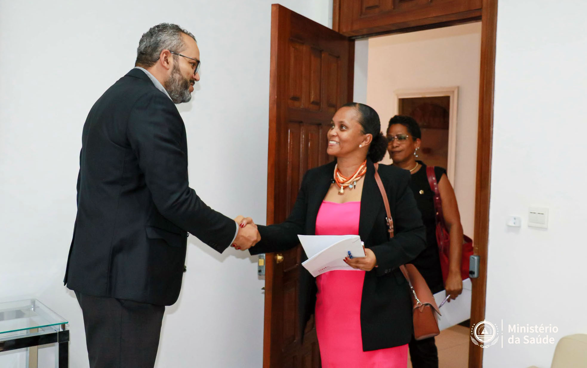 Ministério da Saúde e Uni-CV preparam arranque da formação médica especializada em Cabo Verde