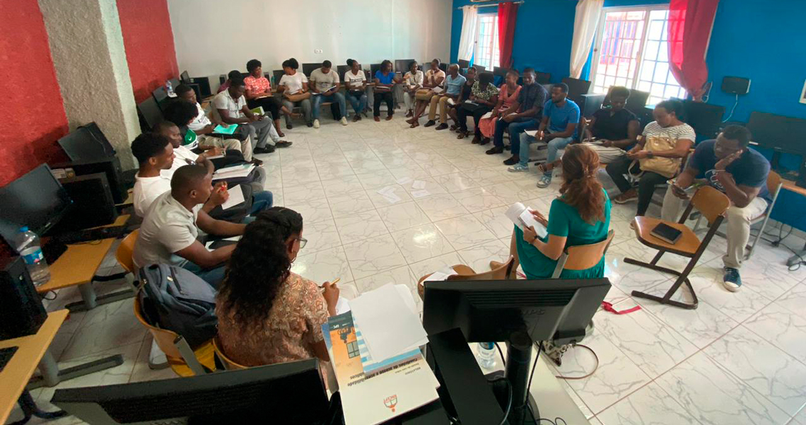 Seminário "Leituras do Mundo" promove reflexão crítica e partilha pedagógica em Cabo Verde