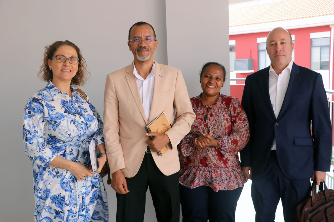 Reitor-reúne-se-com-representantes-do-Banco-Interatlântico-de-Cabo-Verde.jpg