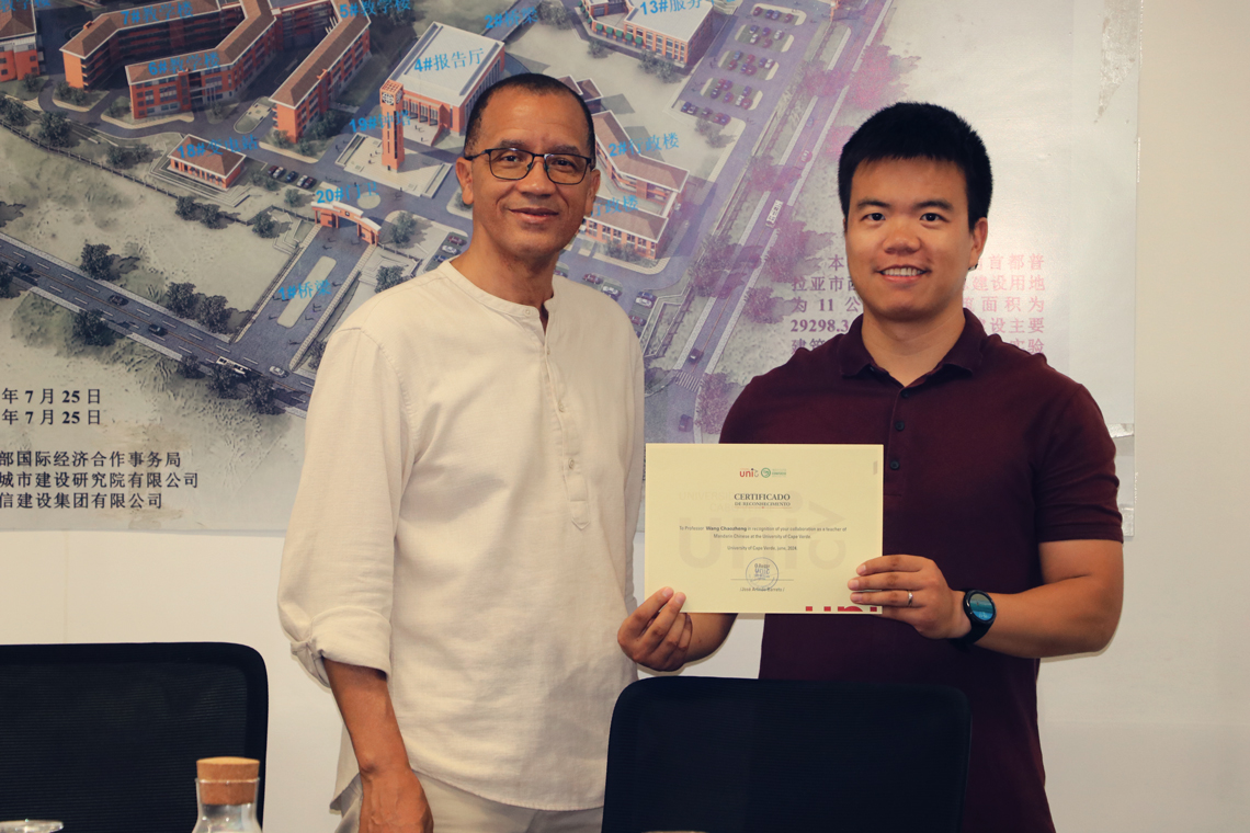 Uni-CV entrega certificados de reconhecimento aos professores chineses