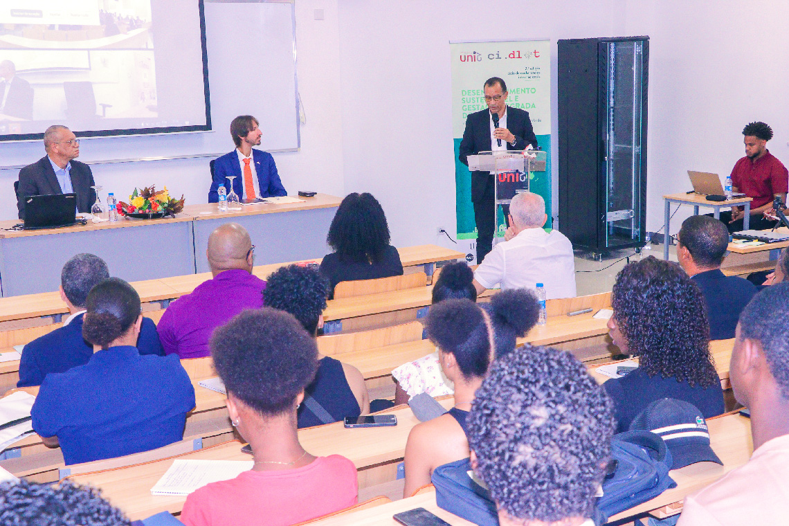 Uni-CV promove conferência internacional “Global Research on Grogue” para debater políticas e investigação sobre a produção de álcool artesanal em Cabo Verde