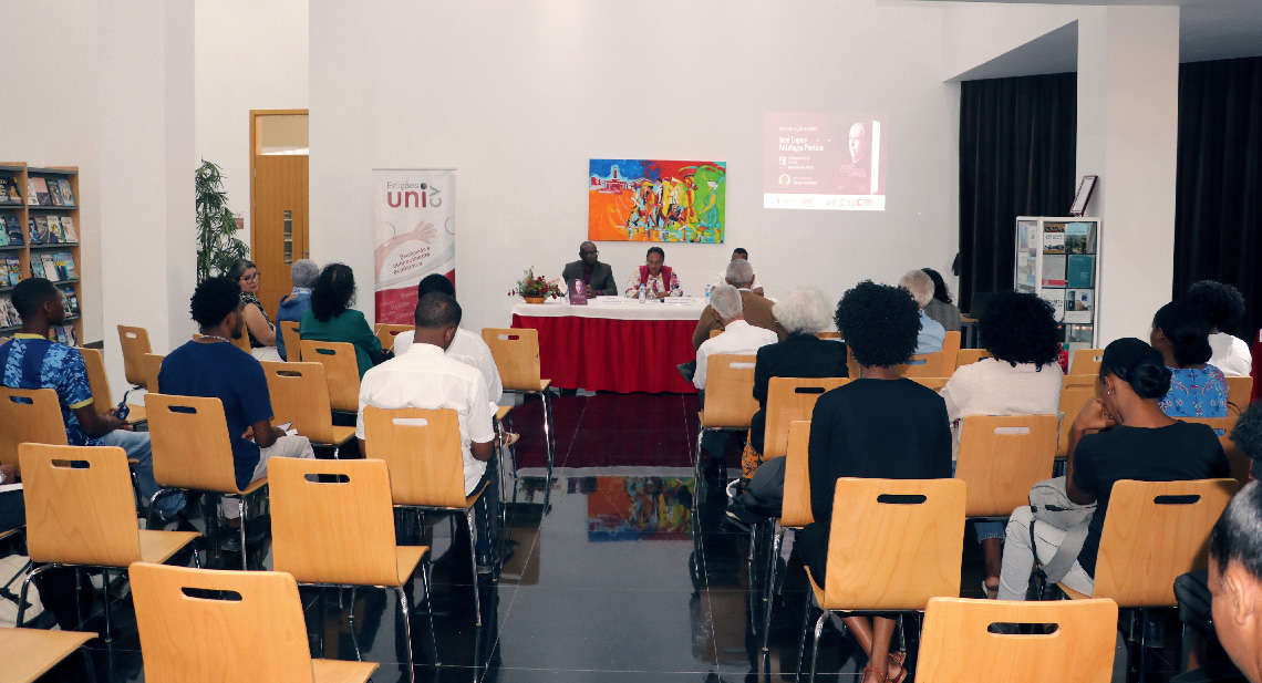 Docente da Uni-CV apresenta “José Lopes: Antologia Poética” na Mediateca